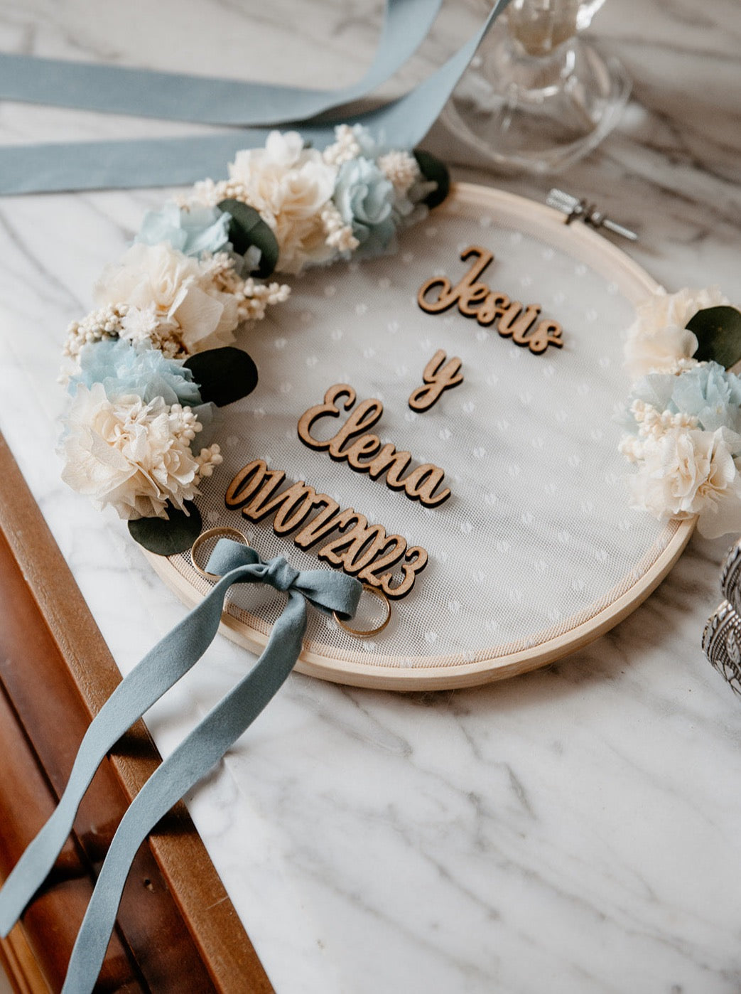 Porta Alianzas Azul Pastel – Mims Rose, image size:1043x1398