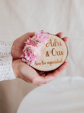 Cargar imagen en el visor de la galería, Madera y flores para ¡sois los siguientes!