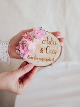 Cargar imagen en el visor de la galería, Madera y flores para ¡sois los siguientes!