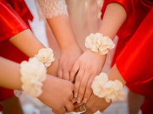 Cargar imagen en el visor de la galería, Pulsera Flores Blancas