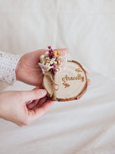 Cargar imagen en el visor de la galería, Flores y madera para ¡seres queridos!