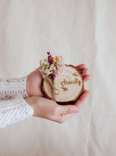 Cargar imagen en el visor de la galería, Flores y madera para ¡seres queridos!