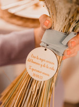 Cargar imagen en el visor de la galería, Medalla de madera para ramo y detalles
