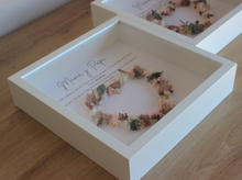 Cargar imagen en el visor de la galería, Marco corazón flores
