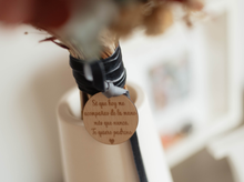 Cargar imagen en el visor de la galería, Medalla de madera para ramo y detalles
