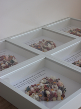 Cargar imagen en el visor de la galería, Marco corazón flores emotivo
